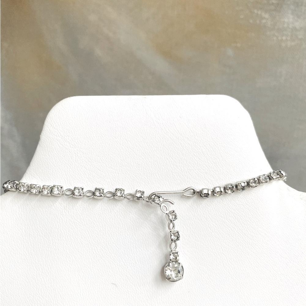 VTG Intricate Rhinestone Pronged Silver Scalloped Necklace with Hook Closure - Picture 3 of 4